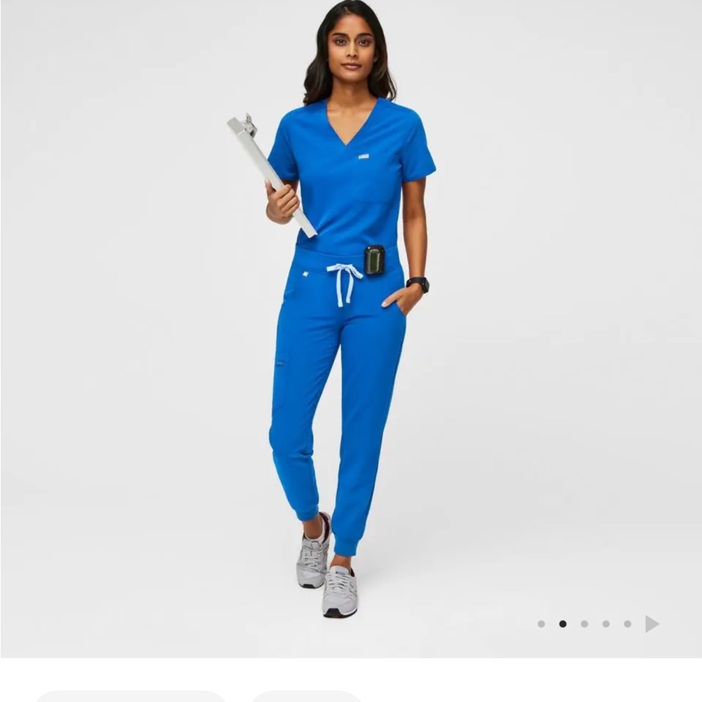 FIGS scrubs jogger and shirt set